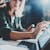 Eine Hand, die ein Laptop mit Touchfunktion bedient
