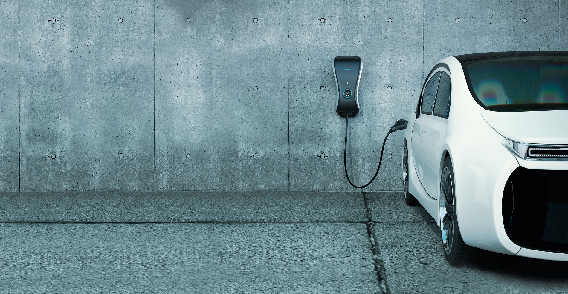 Ein E-Auto hängt an einer Zapfsäule