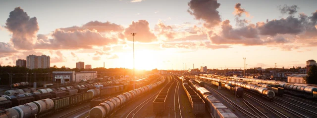 Ein Güterbahnhof bei aufgehender Sonne