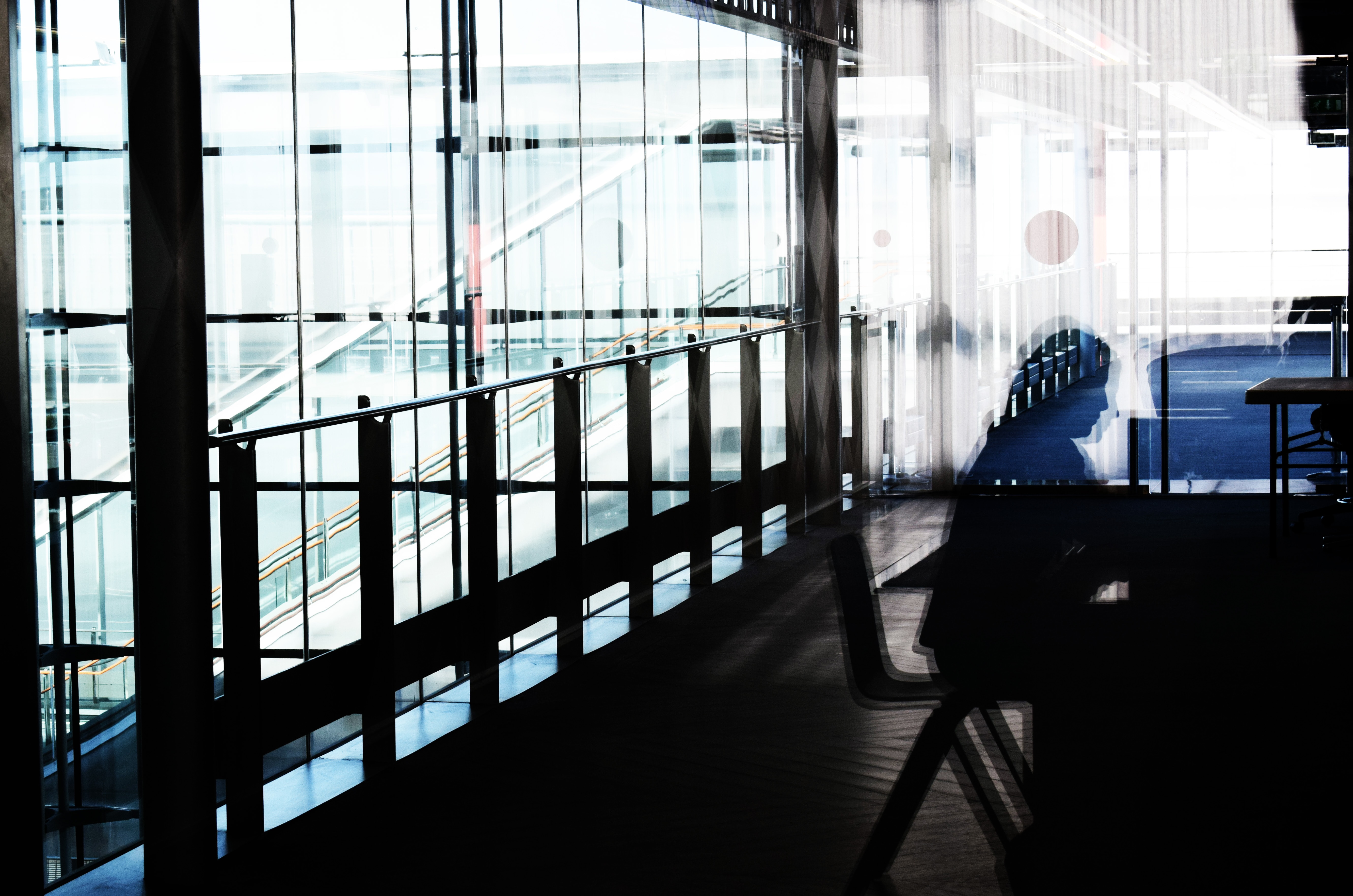 Ein lichtdurchfluteter Raum und eine Person die auf einem Stuhl sitzt