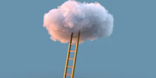 Eine Leiter führt in eine Wolke