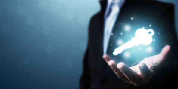 Ein Mann lässt einen virtuellen Schlüssel in seiner Hand schweben