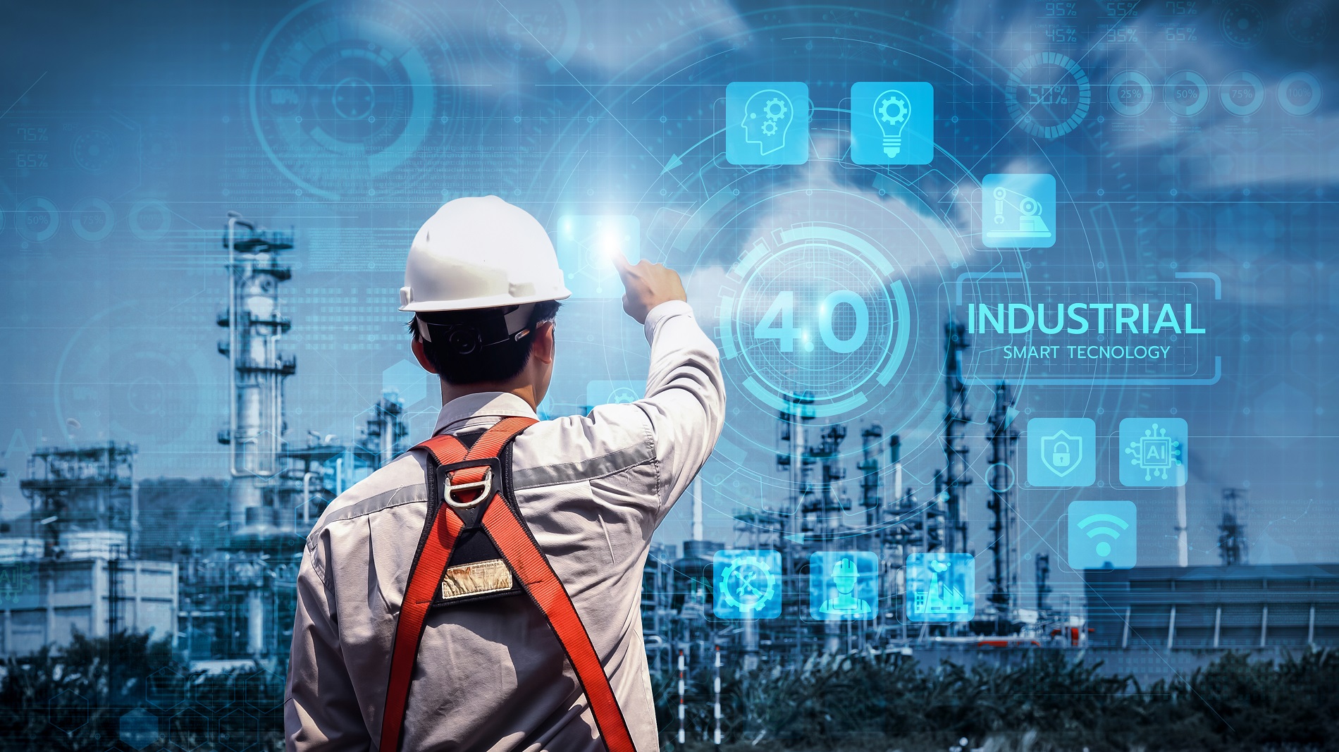 Ein Industriearbeiter schreibt auf eine virtuelle Wand