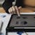 Ein Mensch tippt auf ein Tablet