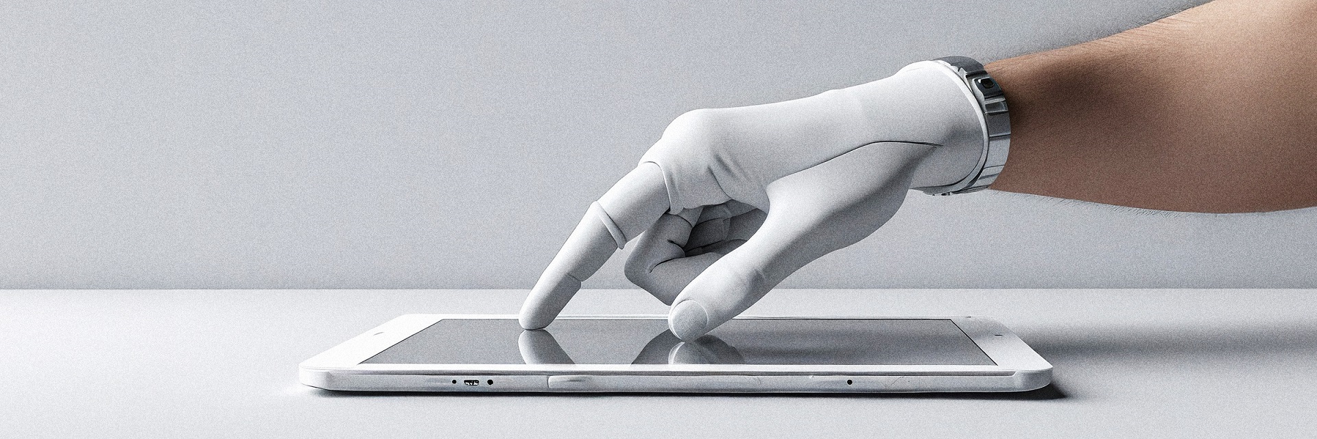 Eine technisch anmutende Hand tippt auf ein Tablet