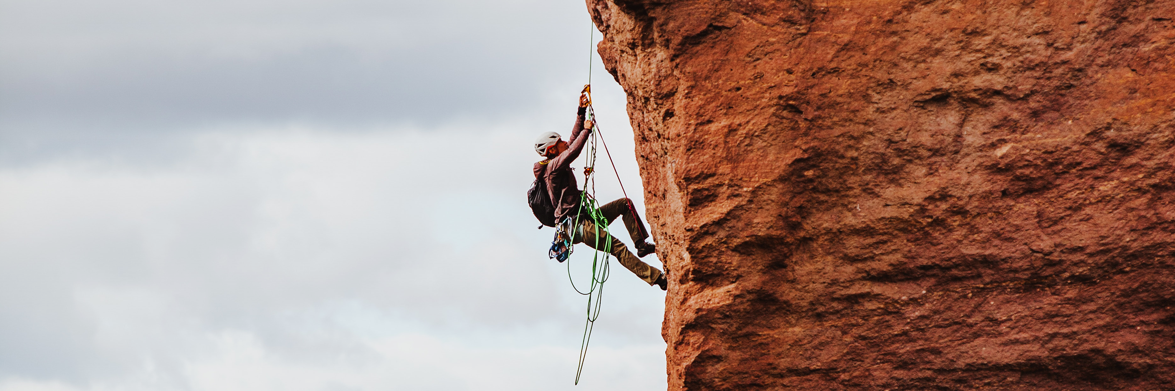 Ein Profi-Kletterer an einer Steilwand