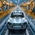 Ein Auto wird auf einer Fertigungsstraße von Robotern gebaut
