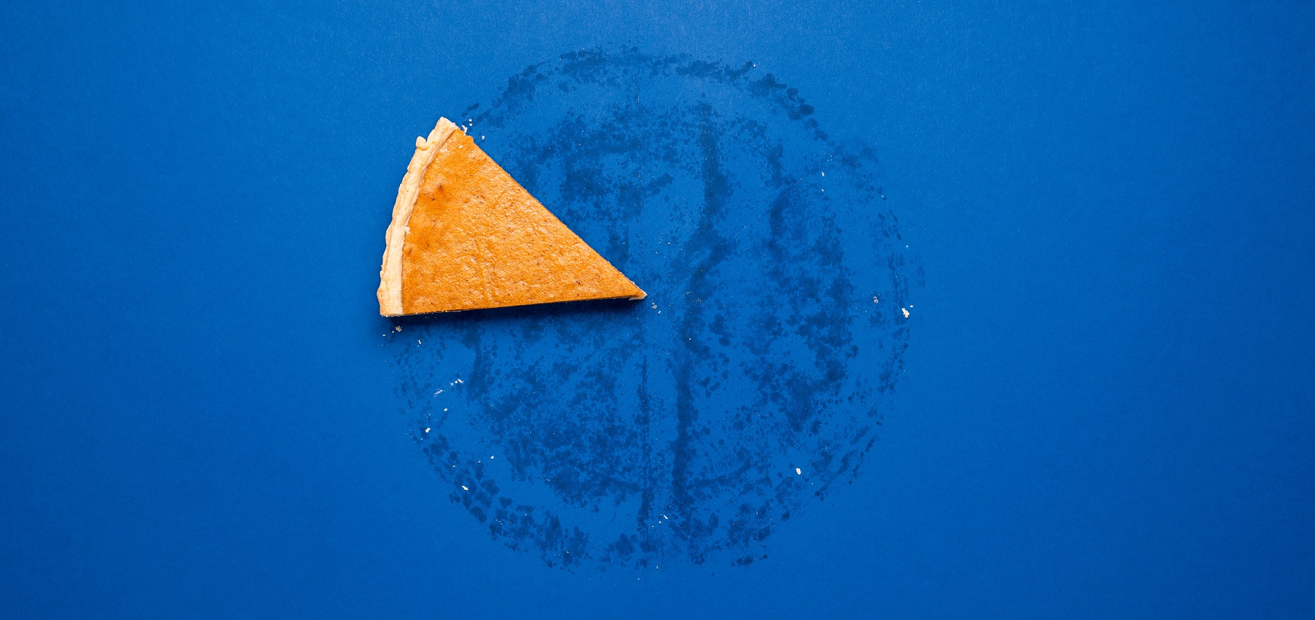 Ein Kuchenstück liegt auf blauem Untergrund