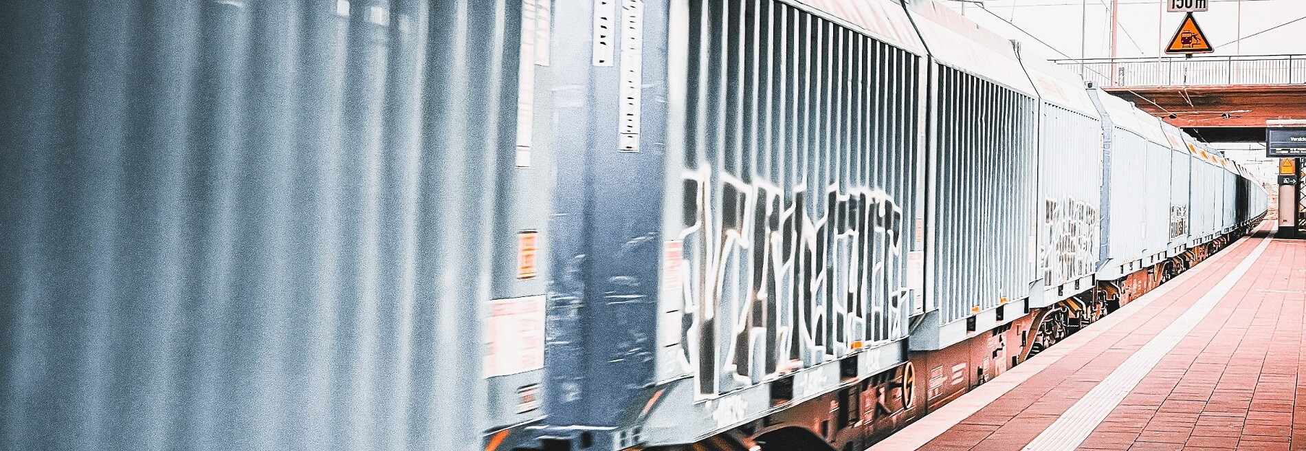 Güterzug-Waggons stehen auf einem Gleis.