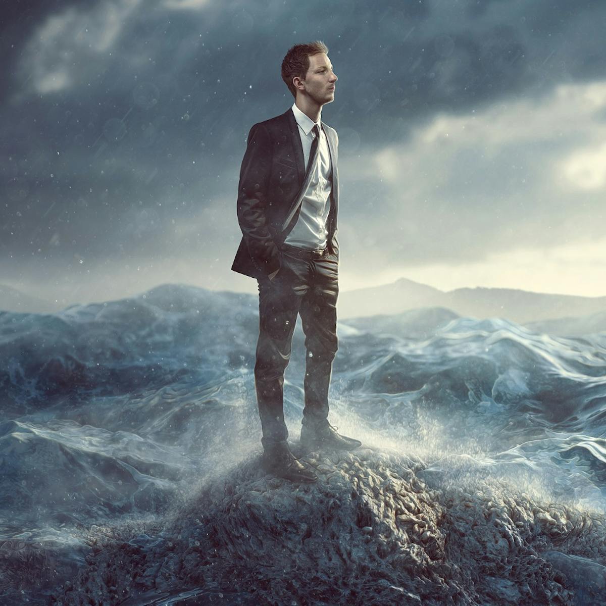 Ein Business Man steht auf einem Fels in stürmischer See