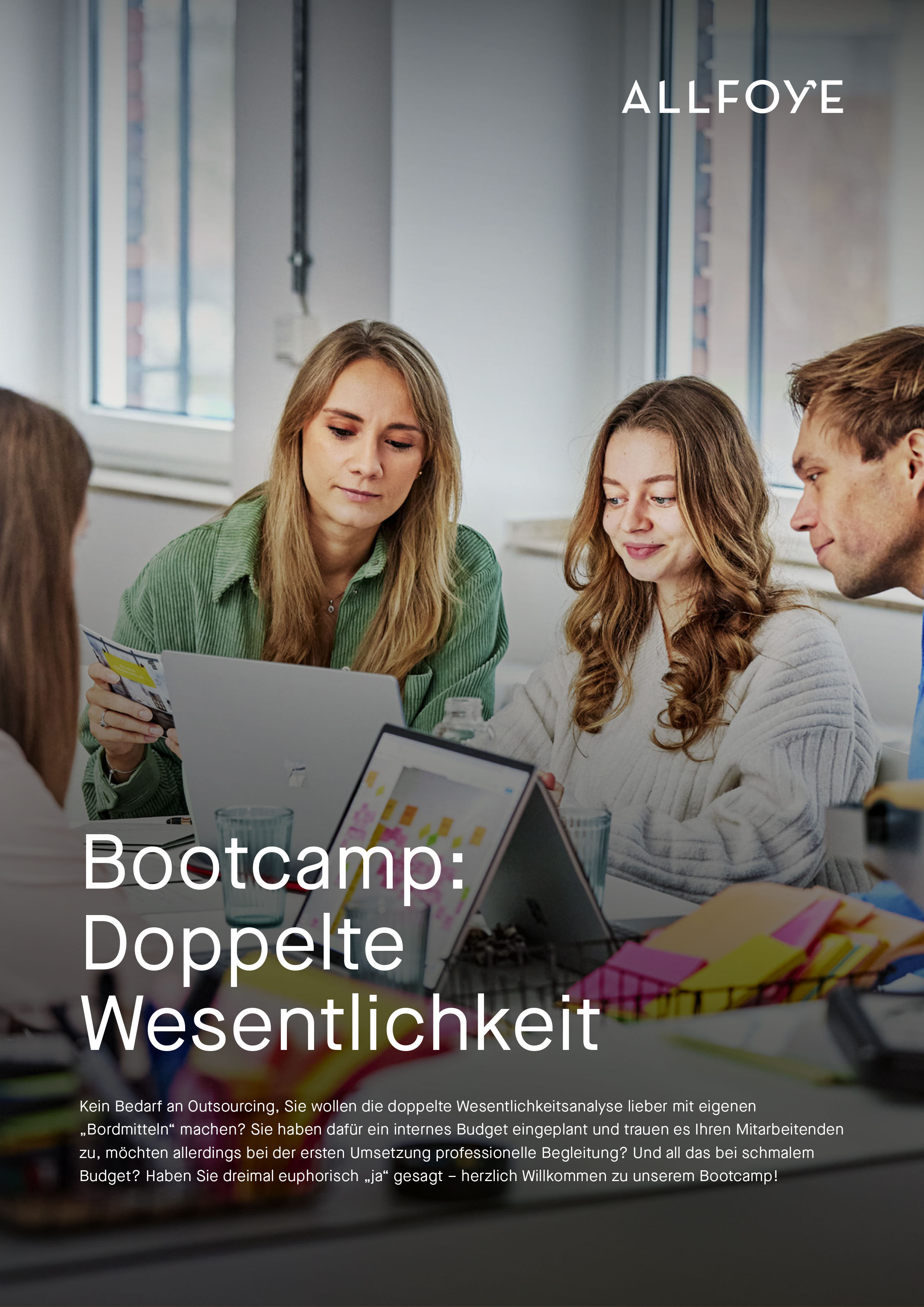 Ein Team von Kollegen sitzt gemeinsam an einem Tisch und schaut konzentriert auf einen Laptop. Sie arbeiten zusammen an einem Projekt.