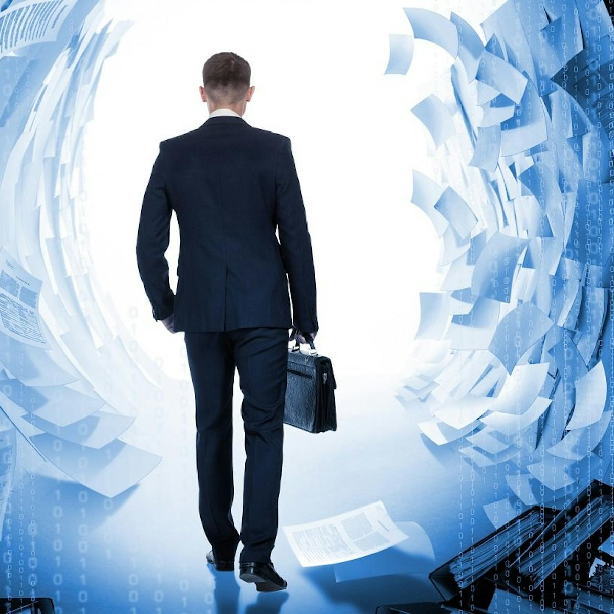 Business Man läuft durch digitalen Daten-Tunnel