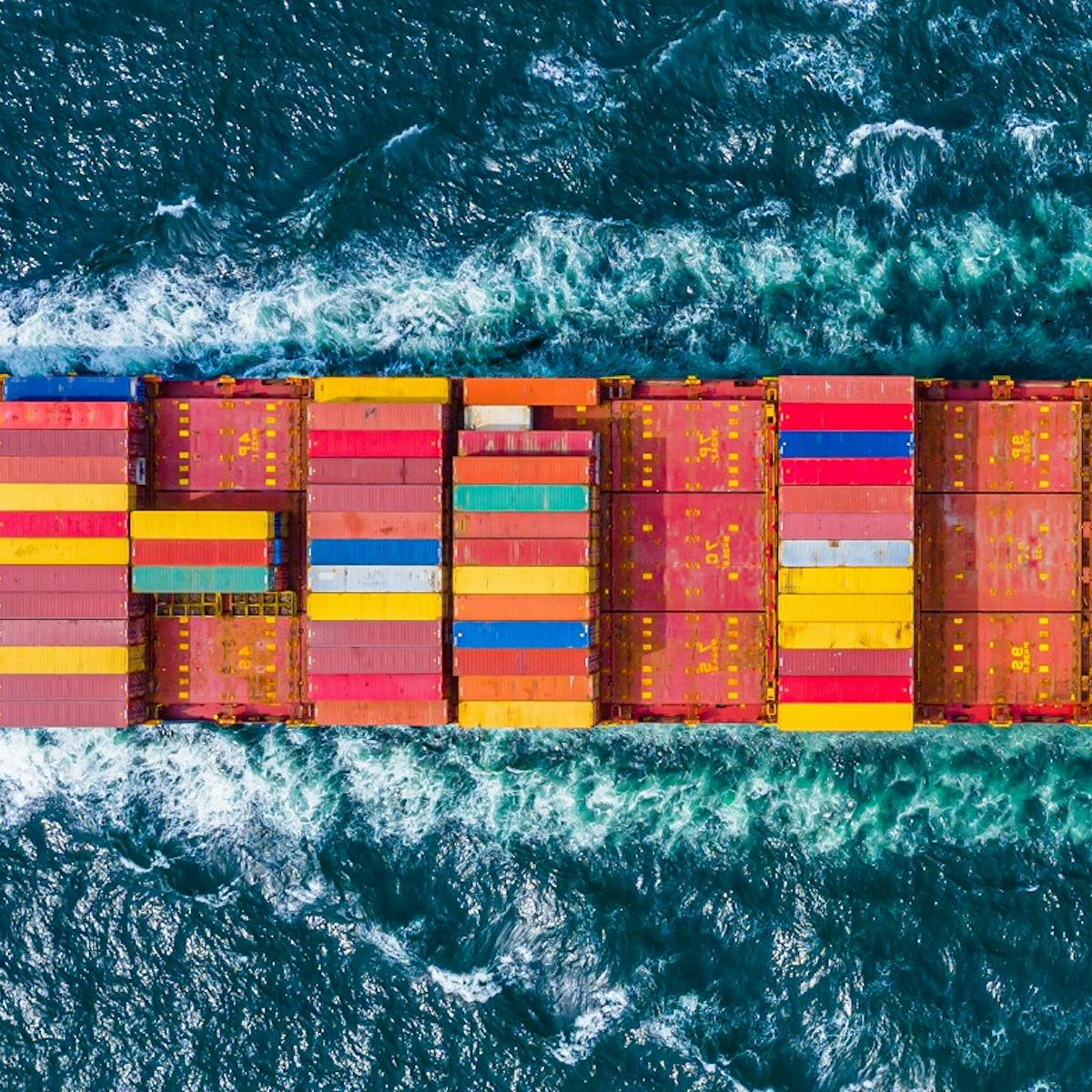 Ein Containerschiff auf hoher See